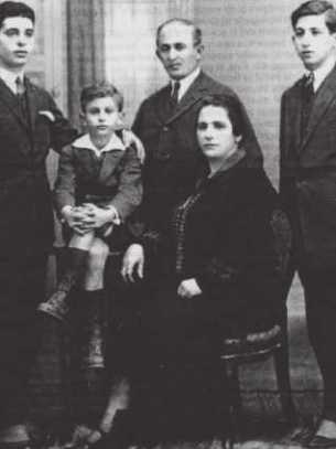 Sebastian (dreapta), cu părinţii şi cei doi fraţi